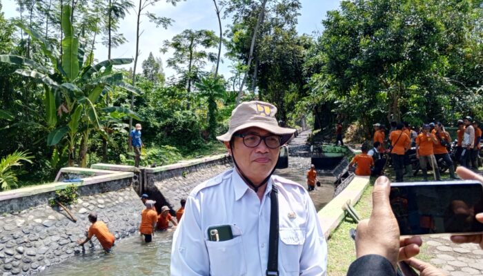 Masuk Musim Penghujan, Dinas SDA DPUTR Lumajang “Gugur Gunung” Normalisasi Saluran Dam Rakinten 