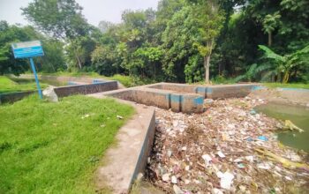 Aliran Sungai Bondoyudo Baru di Sukorejo Bangsalsari Penuh Sampah, Kinerja SDA Provinsi Dipertanyakan