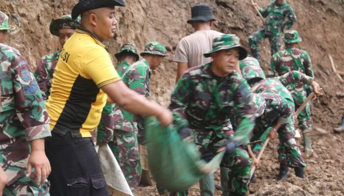 TNI- Polri di Madiun Gelar Kerja Bakti Perbaiki Jalan Rusak Akibat Tanah Longsor