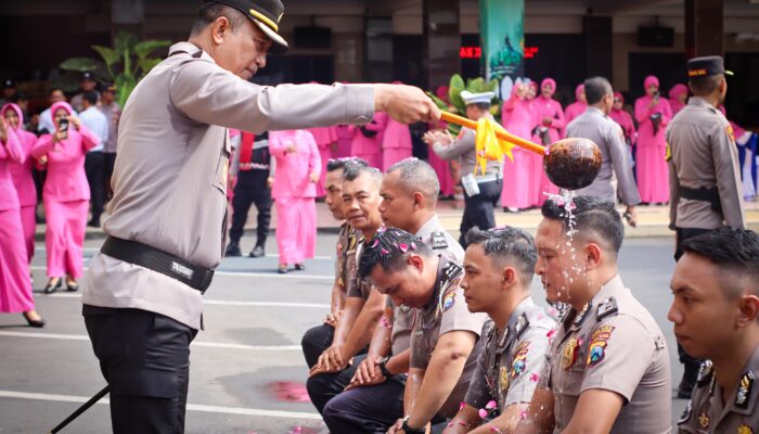 Kapolres Lumajang Pimpin Langsung Kenaikan Pangkat 35 Personel