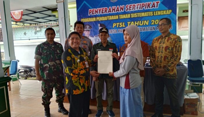 Berikan Kepastian Hukum, Pemdes Padang Lumajang Serahkan 100 Sertifikat PTSL