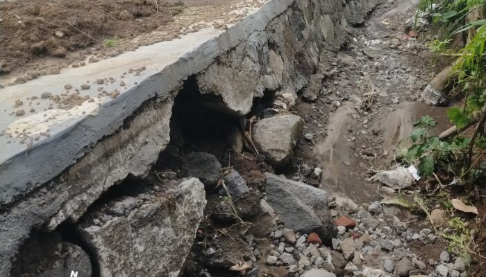 Miris! Proyek IJD Rp16 Miliar Dinding Penahan Jalan Ambrol Kondisi Menggantung, Kinerja BBPJN Jatim-Bali Ditengarai Tak Optimal di Jember 