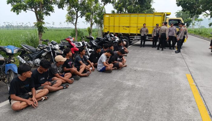 Polisi Lumajang Bubarkan Aksi Balap Liar, Puluhan Motor Diamankan