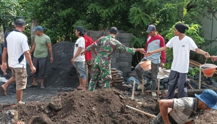 Babinsa Tempeh Lor Bantu Bangun Rumah Warga Tak Mampu