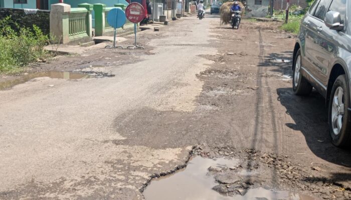 Jalan Bunder Pakisaji Rusak Makan Korban, Warga Berharap Pemkab Malang Segera Lakukan Perbaikan 