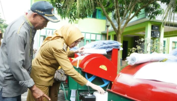 Komitmen Tingkatkan Sektor Pertanian, Bunda Indah Serahkan Bantuan Alsintan ke Poktan di Lumajang 