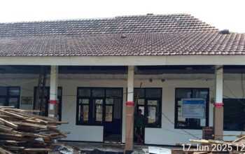 Habiskan Anggaran Hampir 200 Juta, Rehabilitasi Gedung Kecamatan Jabung Gunakan Genteng Bekas Gedung Lama 