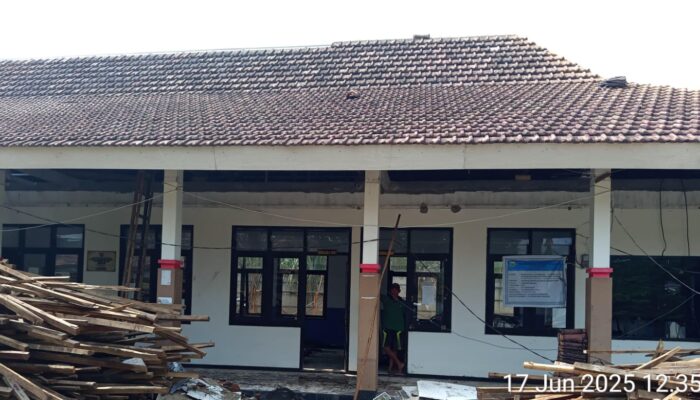 Habiskan Anggaran Hampir 200 Juta, Rehabilitasi Gedung Kecamatan Jabung Gunakan Genteng Bekas Gedung Lama 