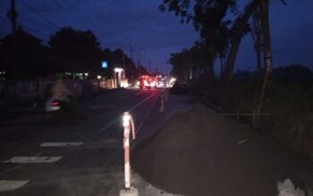 Waspada! Minim Rambu-rambu, Tumpukan Material Proyek Jalan Provinsi di Yosowilangun Pakai Tali Rafia 