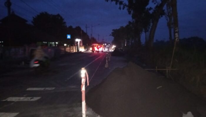 Waspada! Minim Rambu-rambu, Tumpukan Material Proyek Jalan Provinsi di Yosowilangun Pakai Tali Rafia 