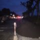 Waspada! Minim Rambu-rambu, Tumpukan Material Proyek Jalan Provinsi di Yosowilangun Pakai Tali Rafia 