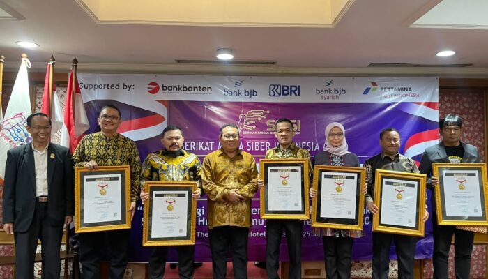 SMSI Sematkan Anugerah Pin Emas Kepada Jaksa Agung RI ST Burhanuddin