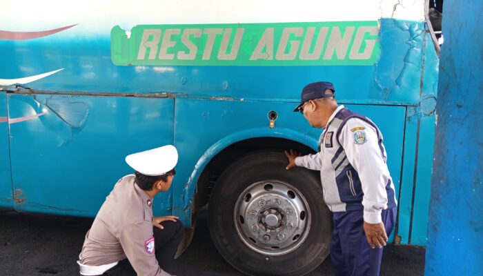 Tekan Angka Kecelakaan, Satlantas Polres Lumajang Ramcek Angkutan Umum di Terminal Minak Koncar