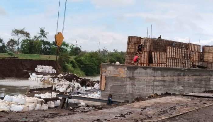 Miris! Proyek Pelimpah Sungai Tanggul Jember Senilai Rp15 Miliar Tak Terapkan Keselamatan Kerja