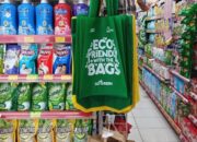Dukung Program Ramah Lingkungan,  Alfamart Jember Bagikan Kantong Eco-Green di JFC 2025