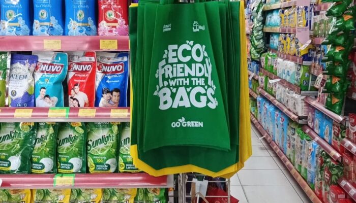 Dukung Program Ramah Lingkungan,  Alfamart Jember Bagikan Kantong Eco-Green di JFC 2025