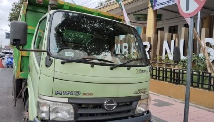 Jangan Ditiru, Truk Plat Merah Pemkab Jember Parkir Sembarangan, Diduga Mati STNK dan Tak Uji Kir
