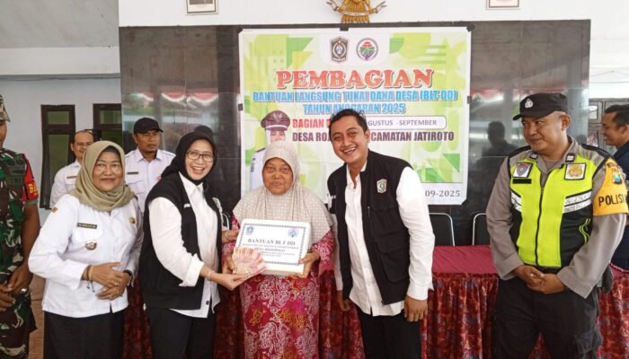 Bupati Lumajang Secara Simbolis Salurkan BLT-DD Tahap Dua di Desa Rojopolo