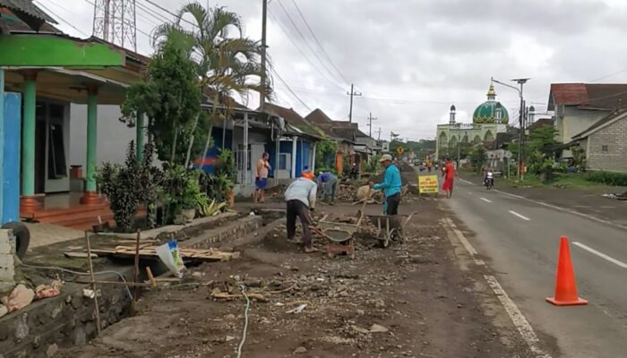Proyek Drainase di Jalan Provinsi Temuguruh- Genteng Banyuwangi Bebas Tanpa K3 dan Papan Nama, Keselamatan Pekerja Terabaikan 