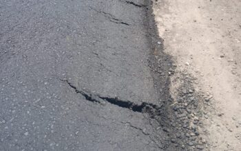 Pengerjaan Masih Berlangsung, Proyek Belasan Miliar Wilayah UPT PJJ Probolinggo di Lumajang Kondisi Retak 