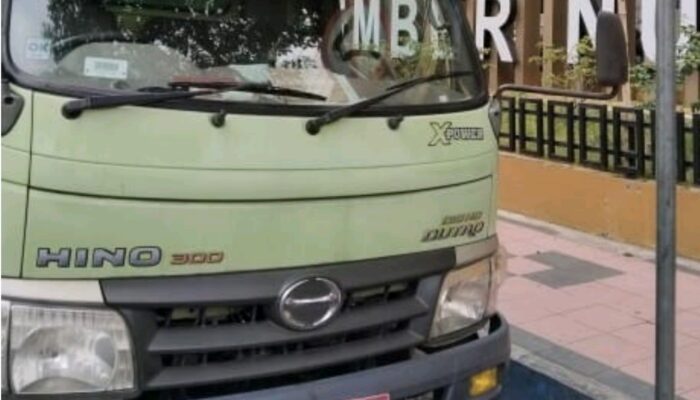 Truk Plat Merah Langgar Larangan Parkir Depan Gedung Jember Nusantara Ternyata Milik DPKP-CK