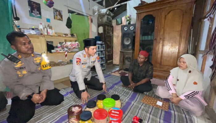 Atap Asrama Ponpes di Besuki Ambruk, Kapolres Situbondo Turun Tangan Beri Santunan 