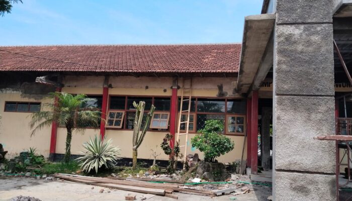 Wau! Serap Anggaran Hampir Rp1,2 Miliar, Revitalisasi Gedung SMPN 2 Sukowono Gunakan Genting Bekas