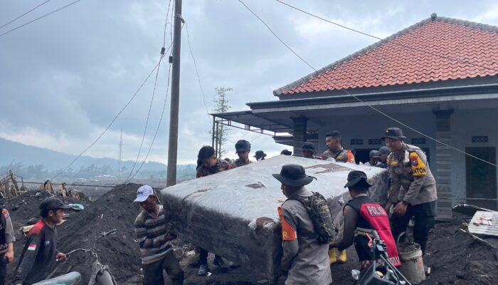 Pasca Erupsi Semeru, Satbrimob Polda Jawa Timur Perkuat Operasi Kemanusiaan