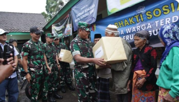 Kasdam Brawijaya Tinjau Lokasi Terdampak Erupsi Gunung Semeru dan Serahkan Bantuan Secara Simbolis