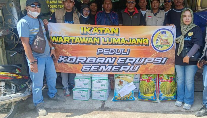 Ikatan Wartawan Lumajang Peduli, Bantu Sembako untuk Warga Terdampak Erupsi Gunung Semeru