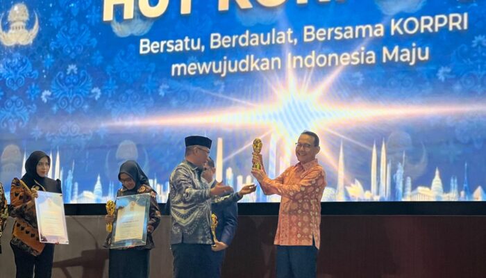 Berjasa Besar Merintis BPJS Kesehatan, Fachmi Idris, Raih Life Achievement KORPRI Award