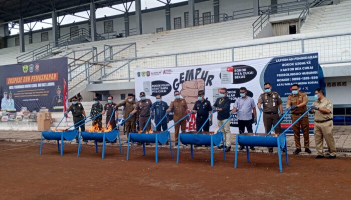 Bea Cukai Probolinggo dan Pemkab Lumajang Musnahkan Jutaan Batang Rokok dan Ribuan Liter Miras Ilegal