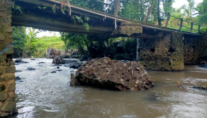 Diguyur Hujan Deras, Tiang Jembatan di Desa Sumberwringin Sukowono Ambrol, Ancam Keselamatan Warga