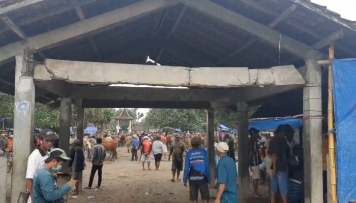 Balok Gantung Pintu Keluar Masuk Pasar Sapi Patok Lumajang Kondisi Patah, Tekankan Perbaikan 