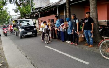 Mengais Berkah di Bulan Ramadan 1447 H, Ikatan Wartawan Lumajang  Bagikan Takjil