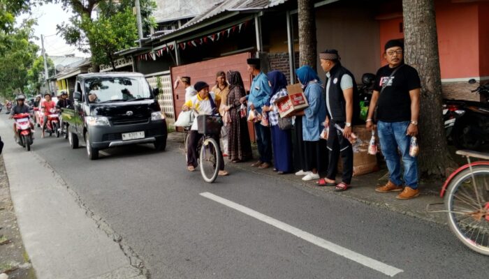 Mengais Berkah di Bulan Ramadan 1447 H, Ikatan Wartawan Lumajang  Bagikan Takjil