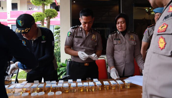 Wujudkan Zero Narkoba, Perwira Polisi Polres Jember Dites Urine Dadakan 