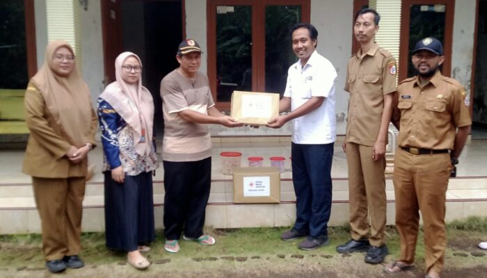 Korban Kebakaran dan Pohon Tumbang di Tiga Lokasi Dapat Bantuan dari PMI Jember 