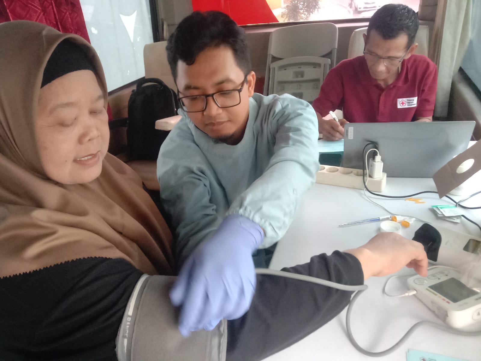 Kadis Koperindag Jember Ajak Masyarakat Aktif Donor Darah di Sela Kegiatan OSMA