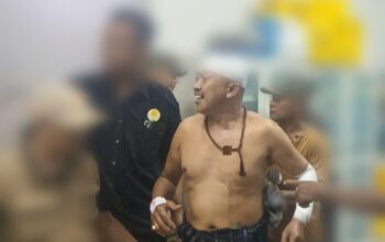 Sadis Main Bacok! Kepala Desa Pakel Gucialit Lumajang Korban Pengeroyokan Dilarikan ke Rumah Sakit 