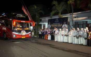 Tangis dan Pelukan Warnai Pemberangkatan 651 Jemaah Haji Lumajang, Bupati Titip Doa untuk Negeri