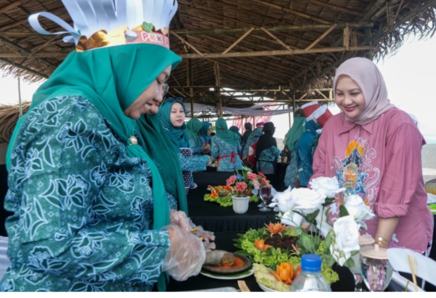 Cegah Stunting Lewat Ikan, TP PKK Lumajang Gelar Lomba Menghias Ikan di Pantai Watu Pecak