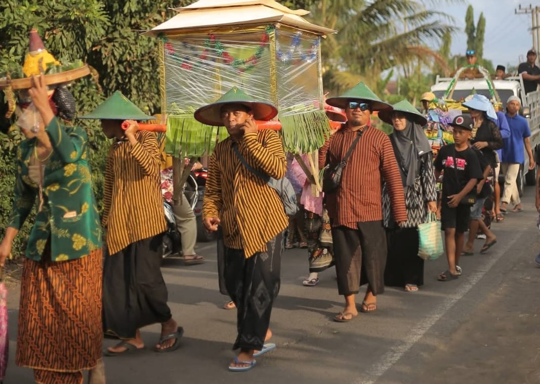 Pawai Tumpeng Warnai Peringatan 1 Muharram 1448 H di Desa Tumpeng Lumajang