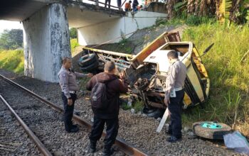Dini Hari Mencekam, Truk Terjun dari Jembatan di Randuagung Lumajang