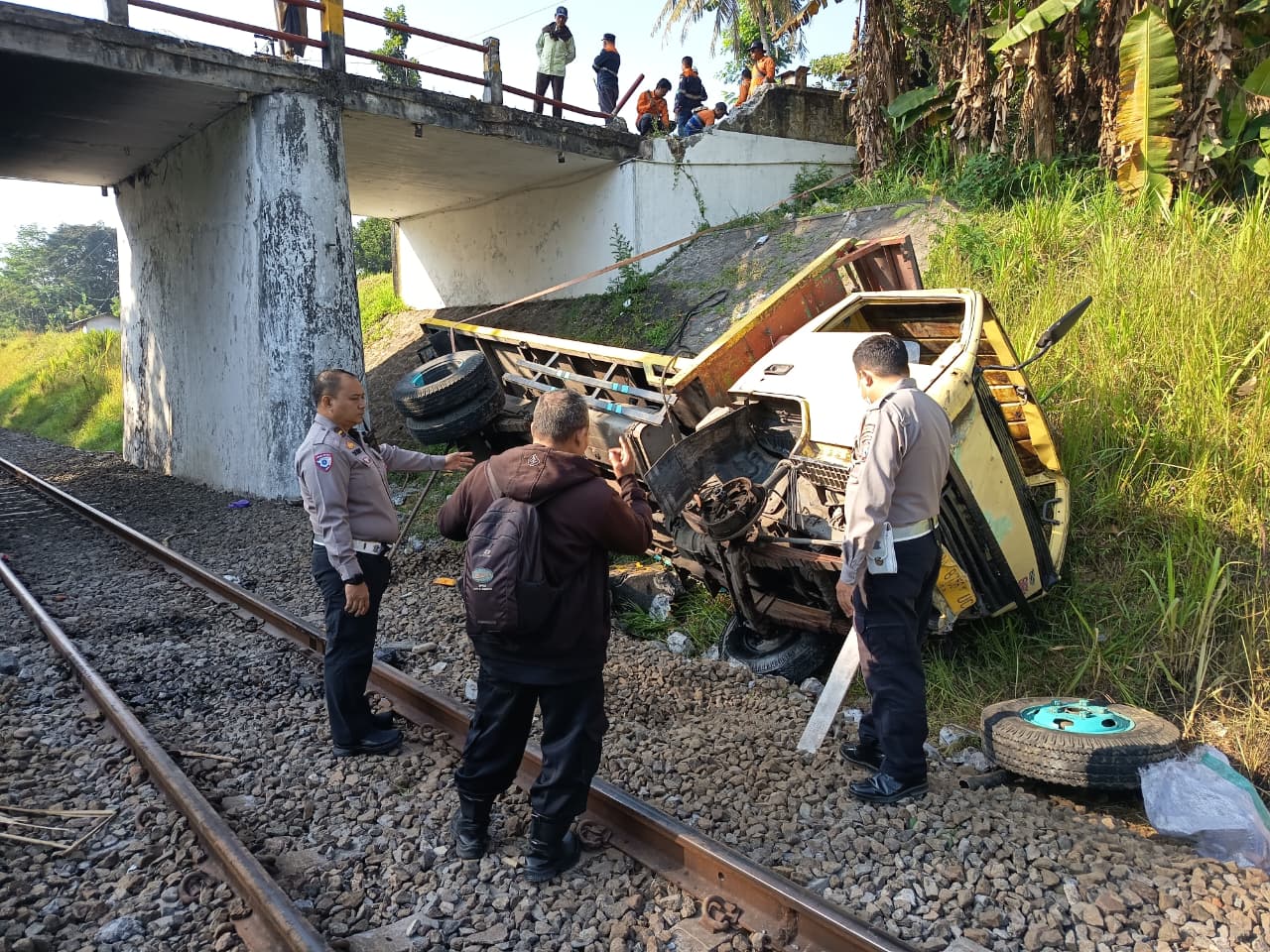 Dini Hari Mencekam, Truk Terjun dari Jembatan di Randuagung Lumajang