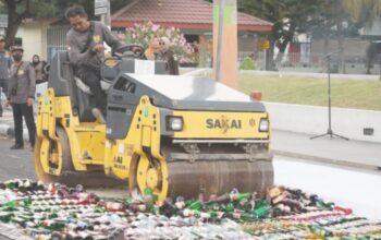 Bupati Lumajang Tegas Tolak Izin Miras, 3.000 Botol Hasil Sitaan Dimusnahkan