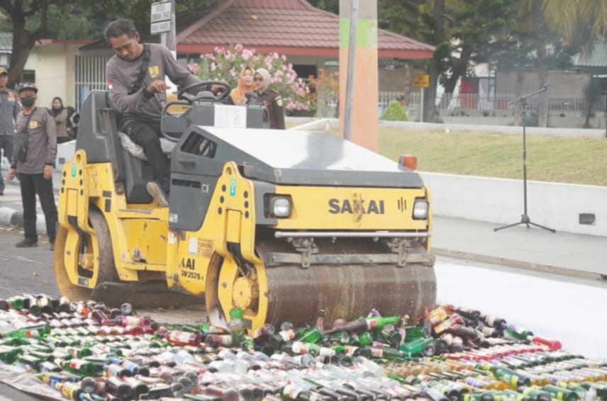 Bupati Lumajang Tegas Tolak Izin Miras, 3.000 Botol Hasil Sitaan Dimusnahkan