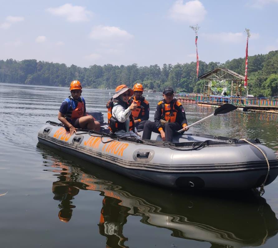 BPBD Lumajang Siagakan Perahu Karet Amankan Lomba Pacu Bithek di Ranu Klakah