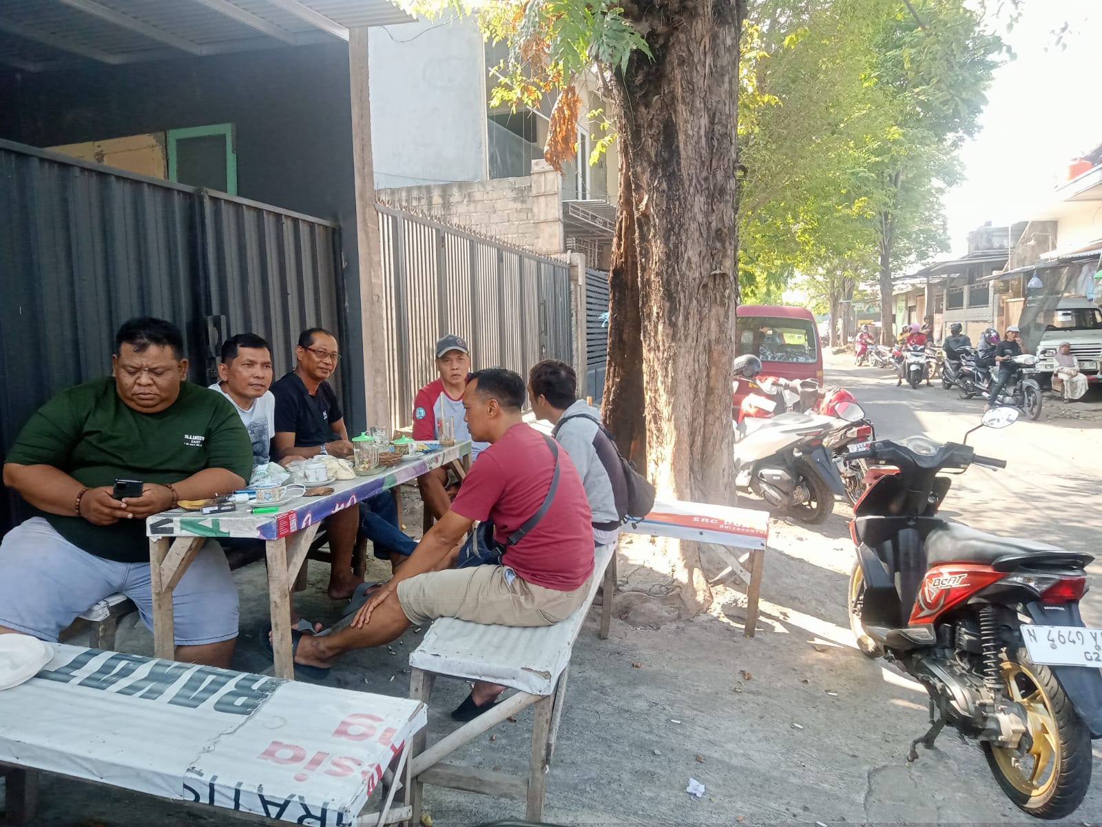 Ngopi Bersama Ketua Fraksi PDIP, Warga dan Wartawan Sampaikan Beragam Persoalan Lumajang Secara Langsung