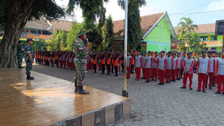 Dari Satu Barisan Tumbuh Banyak Pelajaran, Siswa SMPN 1 Jatiroto Ditempa Jadi Generasi Berkarakter